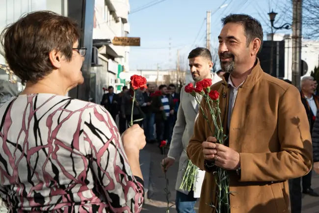 Foto PSD Olt păstrează tradiţia de 8 Martie: Flori pentru doamne şi domnişoare (FOTO)