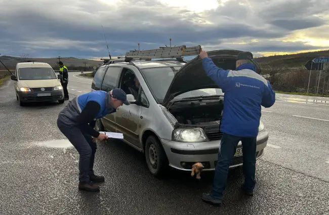 Foto Sute de maşini găsite de inspectorii RAR, în trafic, cu probleme tehnice. Peste 3% dintre vehiculele verificate, în judeţul Olt, cu ITP fals, expirat sau anulat