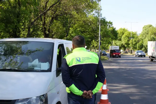 Foto Sute de maşini găsite de inspectorii RAR, în trafic, cu probleme tehnice. Peste 3% dintre vehiculele verificate, în judeţul Olt, cu ITP fals, expirat sau anulat