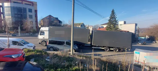 Foto Strada Ghiocei din Slatina, blocată de un TIR (FOTO)