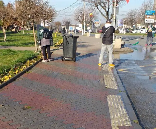 Foto Primăria Slatina dă start programului de salubrizare a străzilor şi trotuarelor