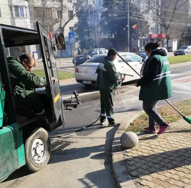Foto Primăria Slatina dă start programului de salubrizare a străzilor şi trotuarelor