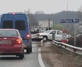 Foto Maşină rămasă suspendată pe podul de la Jitaru, pe DN 65 (FOTO)