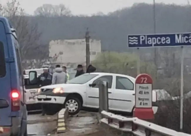 Foto Maşină rămasă suspendată pe podul de la Jitaru, pe DN 65 (FOTO)