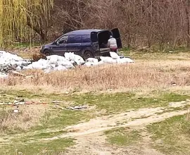 Foto Slătinean dat în vileag pe Facebook când depozitează deşeuri, într-o pădure de la ieşirea din oraş (FOTO)