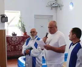 Foto Gheorghe Dincă s-a pocăit în închisoare. Imagini cu botezul de după gratii (VIDEO)