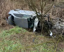 Foto Un tânăr s-a răsturnat cu maşina în pârâul Negrişoara, la Negreni