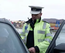 Foto VIDEO&FOTO. Şofer prins cu peste 200 de km pe oră pe Drumul Expres. Zeci de permise reţinute, în cadrul unei acţiuni
