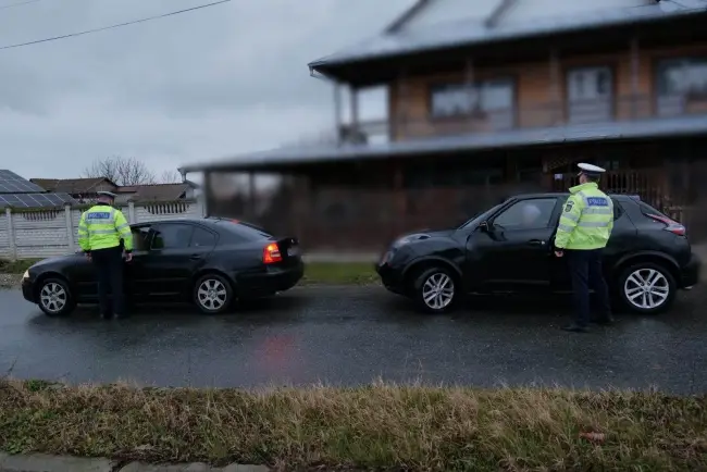 Foto VIDEO&FOTO. Şofer prins cu peste 200 de km pe oră pe Drumul Expres. Zeci de permise reţinute, în cadrul unei acţiuni