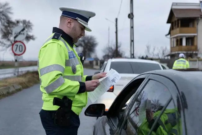 Foto VIDEO&FOTO. Şofer prins cu peste 200 de km pe oră pe Drumul Expres. Zeci de permise reţinute, în cadrul unei acţiuni