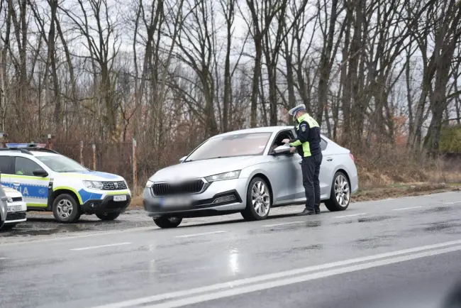 Foto VIDEO&FOTO. Şofer prins cu peste 200 de km pe oră pe Drumul Expres. Zeci de permise reţinute, în cadrul unei acţiuni