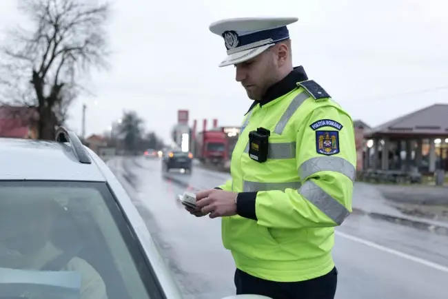 Foto VIDEO&FOTO. Şofer prins cu peste 200 de km pe oră pe Drumul Expres. Zeci de permise reţinute, în cadrul unei acţiuni