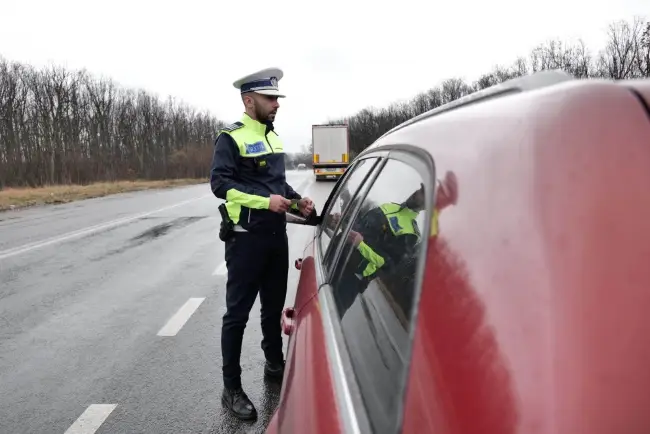 Foto VIDEO&FOTO. Şofer prins cu peste 200 de km pe oră pe Drumul Expres. Zeci de permise reţinute, în cadrul unei acţiuni