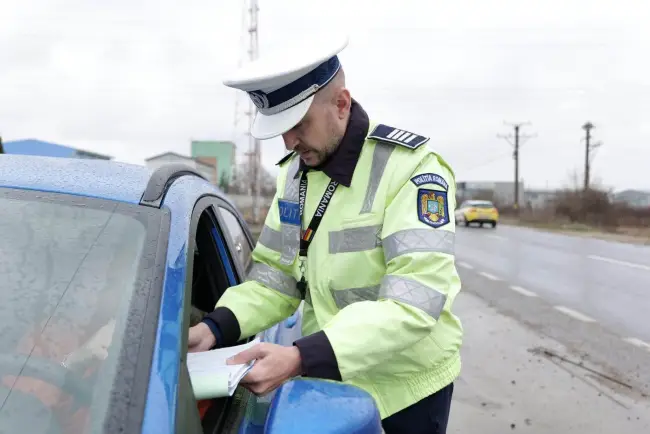 Foto VIDEO&FOTO. Şofer prins cu peste 200 de km pe oră pe Drumul Expres. Zeci de permise reţinute, în cadrul unei acţiuni