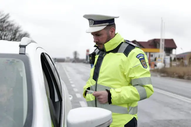 Foto VIDEO&FOTO. Şofer prins cu peste 200 de km pe oră pe Drumul Expres. Zeci de permise reţinute, în cadrul unei acţiuni