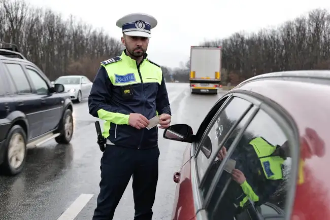 Foto VIDEO&FOTO. Şofer prins cu peste 200 de km pe oră pe Drumul Expres. Zeci de permise reţinute, în cadrul unei acţiuni