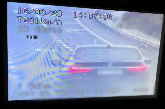 Foto VIDEO&FOTO. Şofer prins cu peste 200 de km pe oră pe Drumul Expres. Zeci de permise reţinute, în cadrul unei acţiuni