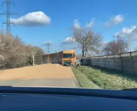 Foto TIR încărcat cu cereale, răsturnat la Recea. Trafic rutier blocat