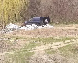 Foto Slătineanul care a aruncat deşeuri, în pădurea din apropierea râului Olt, amendat cu 30.000 lei