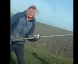 Foto VIDEO. Consilierul judeţean, George Şofaru, agresat pe un câmp din Văleni. Agresorul a fost reţinut