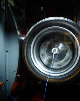 Foto Anvelopele Pirelli, testate la viteze de 500 km/oră pentru a creşte siguranţa lor