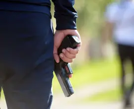 Foto Doi jandarmi răniţi, după ce arma unuia dintre ei s-a descărcat accidental. Cei doi se întorceau din misiune