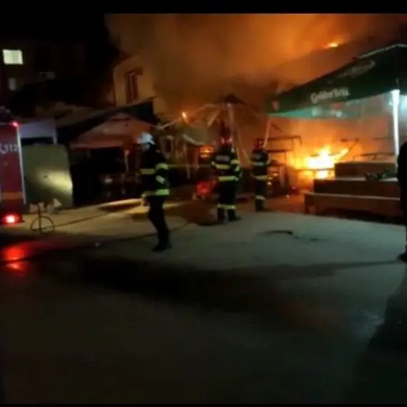 Foto VIDEO. Incendiu în Piaţa Zahana. Două depozite de marfă au fost distruse