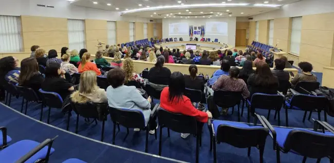 Foto FOTO. Dezbateri despre măsurile de sprijin pentru familii şi copii, cu femeile social-democrate, în sala de şedinţe a CJ Olt