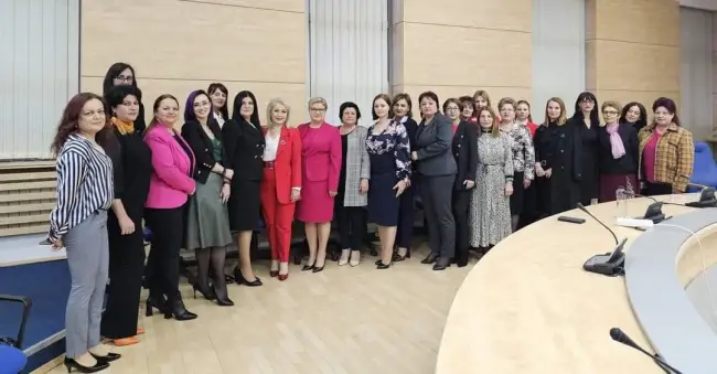 Foto FOTO. Dezbateri despre măsurile de sprijin pentru familii şi copii, cu femeile social-democrate, în sala de şedinţe a CJ Olt