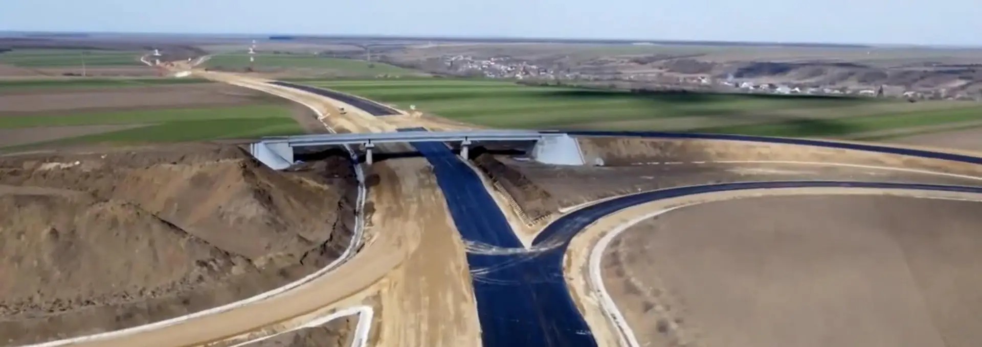 Foto FOTO. Stadiul lucrărilor la tronsonul Drumului Expres, Slatina-Coloneşti, este de 70%