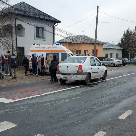 Foto Un copil de 13 ani, aflat pe bicicletă, lovit de o maşină, în oraşul Piatra-Olt