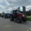 Imagine Fermierii din Olt au protestat faţă de inundarea pieţei naţionale cu cereale din Ucraina. Zeci de tractoare şi utilaje agricole, la Prefectură (FOTO&VIDEO)