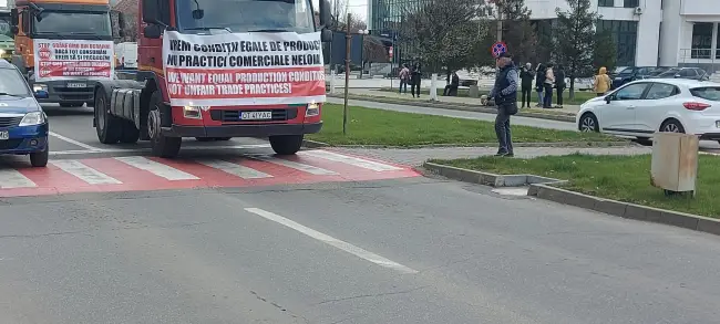 Foto Fermierii din Olt au protestat faţă de inundarea pieţei naţionale cu cereale din Ucraina. Zeci de tractoare şi utilaje agricole, la Prefectură (FOTO&VIDEO)