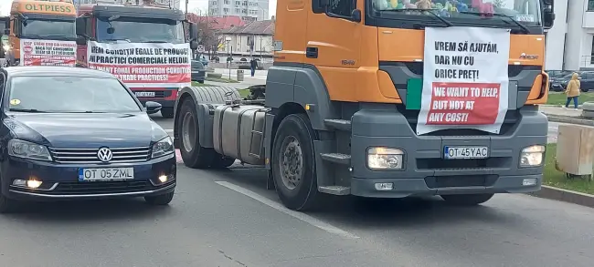 Foto Fermierii din Olt au protestat faţă de inundarea pieţei naţionale cu cereale din Ucraina. Zeci de tractoare şi utilaje agricole, la Prefectură (FOTO&VIDEO)