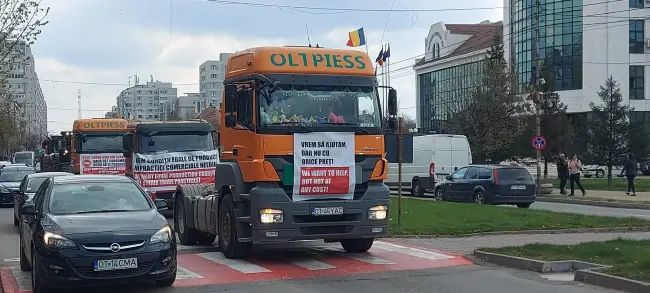 Foto Fermierii din Olt au protestat faţă de inundarea pieţei naţionale cu cereale din Ucraina. Zeci de tractoare şi utilaje agricole, la Prefectură (FOTO&VIDEO)