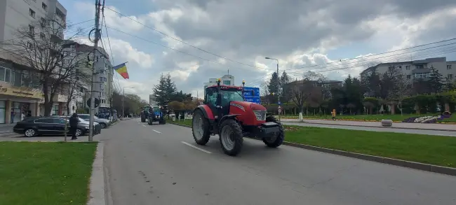 Foto Fermierii din Olt au protestat faţă de inundarea pieţei naţionale cu cereale din Ucraina. Zeci de tractoare şi utilaje agricole, la Prefectură (FOTO&VIDEO)