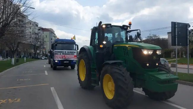 Foto Fermierii din Olt au protestat faţă de inundarea pieţei naţionale cu cereale din Ucraina. Zeci de tractoare şi utilaje agricole, la Prefectură (FOTO&VIDEO)