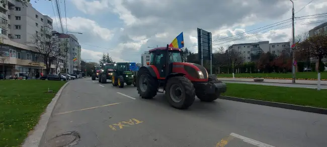 Foto Fermierii din Olt au protestat faţă de inundarea pieţei naţionale cu cereale din Ucraina. Zeci de tractoare şi utilaje agricole, la Prefectură (FOTO&VIDEO)