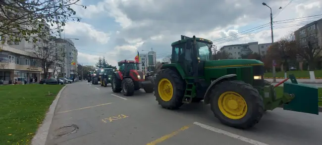Foto Fermierii din Olt au protestat faţă de inundarea pieţei naţionale cu cereale din Ucraina. Zeci de tractoare şi utilaje agricole, la Prefectură (FOTO&VIDEO)