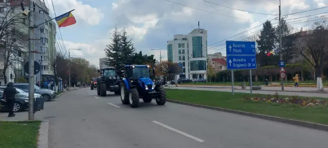 Foto Fermierii din Olt au protestat faţă de inundarea pieţei naţionale cu cereale din Ucraina. Zeci de tractoare şi utilaje agricole, la Prefectură (FOTO&VIDEO)