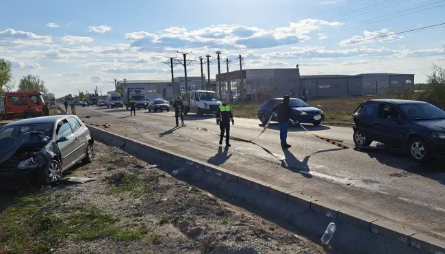 Foto Accident cu două maşini implicate, pe strada Piteşti, din Slatina