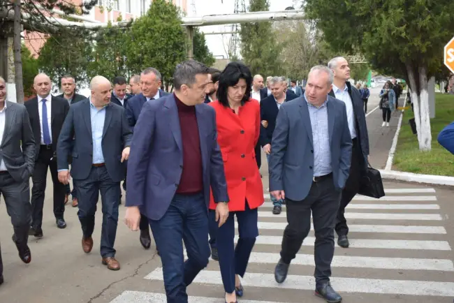 Foto FOTO. 50 ani de la primul vagon fabricat la Caracal, marcaţi în prezenţa lui Sorin Grindeanu, Paul Stănescu şi reprezentanţi ai autorităţilor locale şi judeţene