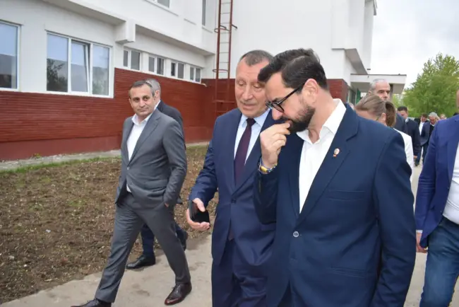 Foto FOTO. 50 ani de la primul vagon fabricat la Caracal, marcaţi în prezenţa lui Sorin Grindeanu, Paul Stănescu şi reprezentanţi ai autorităţilor locale şi judeţene