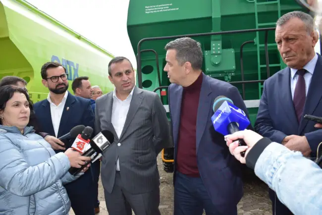 Foto FOTO. 50 ani de la primul vagon fabricat la Caracal, marcaţi în prezenţa lui Sorin Grindeanu, Paul Stănescu şi reprezentanţi ai autorităţilor locale şi judeţene