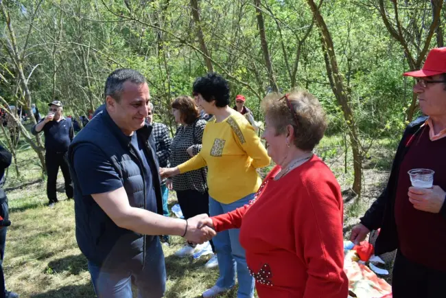 Foto FOTO. PSD Slatina păstrează tradiţia de 1 Mai. Întâlnire cu membrii şi simpatizanţii, la iarbă verde