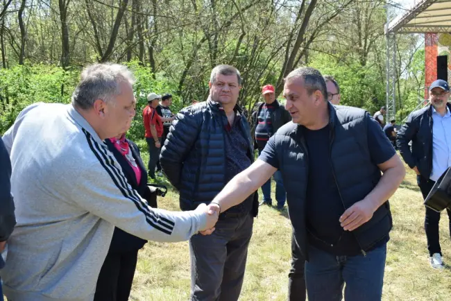 Foto FOTO. PSD Slatina păstrează tradiţia de 1 Mai. Întâlnire cu membrii şi simpatizanţii, la iarbă verde
