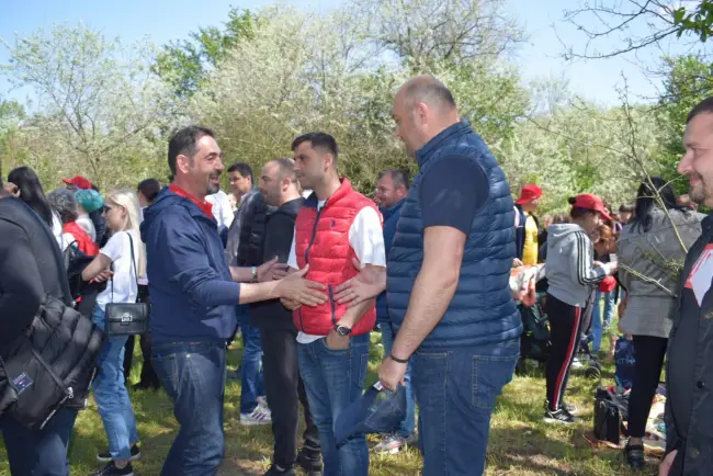 Foto FOTO. PSD Slatina păstrează tradiţia de 1 Mai. Întâlnire cu membrii şi simpatizanţii, la iarbă verde