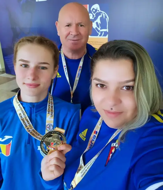 Foto FOTO. Pugilista Centrului Olimpic de Pregătire a Junioarelor, de la Slatina, Mihaela Bădescu, campioană europeană. Argint şi pentru Arun Tudoroiu