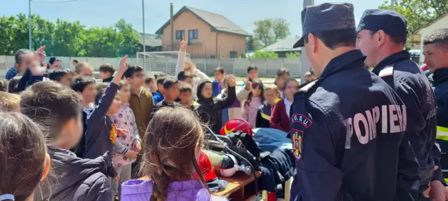 Foto „Ziua Serviciilor de Urgență”, primită cu entuziasm și curiozitate de către elevii Școlii Gimnaziale „Gheorghe Magheru” din Caracal (FOTO)