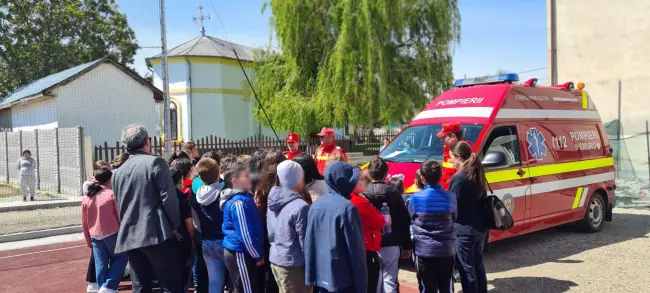 Foto „Ziua Serviciilor de Urgență”, primită cu entuziasm și curiozitate de către elevii Școlii Gimnaziale „Gheorghe Magheru” din Caracal (FOTO)